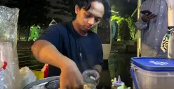 Lapak Cilok dan Buku: Cara Raja Menantang Stigma di Jalan Dago  