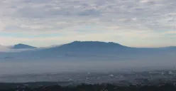 7 Gunung Tertinggi di Bandung: Antara Legenda dan Jalur Pendakian 