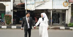Bukan di Studio Mahal: Pengantin dan Wisudawan Pilih Jalan ABC buat Pamer Cinta dan Gelar