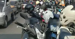 Semrawut Parkir Liar Pasar Ujungberung: Jalan Sempit, Pejalan Kaki Terpaksa Nyempil di Antara Kendaraan
