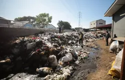 Tumpukan sampah di Pasar Gedebage. (Sumber: ayobandung.id | Foto: Muslim Yanuar Putra)