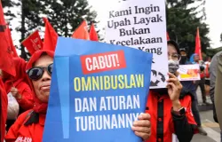 Massa yang tergabung dalam Aliansi Buruh Bandung Raya melakukan aksi unjukrasa dalam rangka peringatan Hari Buruh Internasional di Taman Cikapayang, Kota Bandung, Rabu 1 Mei 2024. (Sumber: ayobandung.id | Foto: Irfan Al-Faritsi)