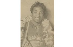 Munaip Saleh si anak Bandung berkalungkan bunga seusai menjuarai balapan sepeda raksasa pertama di Indonesia, Tour de Java 1958. (Sumber: Star Weekly | Foto: Star Weekly)