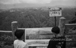 Pengunjung saat berwisata ke Tebing Keraton, Cimenyan, Kabupaten Bandung pada Sabtu, 27 April 2024. (Sumber: Ayobandung.com | Foto: Irfan Al-Faritsi)