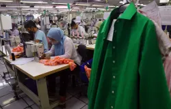 Sejumlah buruh perempuan disalah satu pabrik tekstil, Jalan Soekarno-Hatta, Kota Bandung. (Sumber: Ayobandung | Foto: Irfan Al Faritsi)