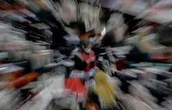 Pekerja menyelkesaikan produksi tas di salah satu pabrik produksi di Kabupaten Bandung. (Sumber: Ayobandung | Foto: Kavin Faza)