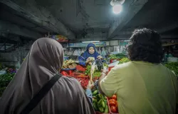 Pedagang sayuran, Sariah (70), berjualan di Pasar Kosambi, Jalan Jendral Ahmad Yani, Kota Bandung. (Sumber: Ayobandung | Foto: Kavin Faza)