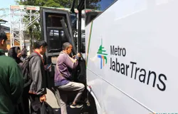 Penumpang menaiki bus Metro Jabar Trans di Terminal Leuwipanjang, Kota Bandung, Senin 6 Januari 2025. (Sumber: ayobandung.id | Foto: Irfan Al-Faritsi)