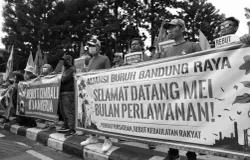 Sejak kapan istilah buruh dikenal oleh masyarakat Sunda, dan bagaimana maknanya berkembang seiring waktu? (Sumber: Ayobandung.id | Foto: Irfan Al-Faritsi)