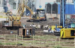 Proses pembangunan jalur Kereta Cepat Whoosh yang juga berdampak terhadap sejumlah lahan warga. (Sumber: Ayobandung | Foto: Kavin Faza)