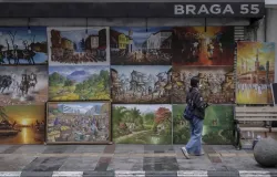 Jalan Braga tidak hanya menjadi saksi bisu kemegahan masa lalu, tapi juga rumah bagi seniman jalanan yang menantang arus zaman lewat goresan kanvas. (Sumber: Ayobandung.id)