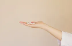 Dari dulu eksistensi apoteker di masyarakat belum setenar dokter ataupun perawat dan profesi tenaga kesehatan lainnya. (Sumber: pexels/Artem Podrez)