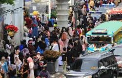 Sejumlah kendaraan terjebak kemacetan di Jalan Asia Afrika, Kota Bandung, Sabtu 5 April 2025. (Sumber: Ayobandung.id | Foto: Irfan Al-Faritsi)