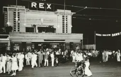 Para penonton Bioskop Rex Batavia saat pemutaran The Dawn Patrol tahun 1939. (Sumber: Leiden University Libraries Digital Collections)