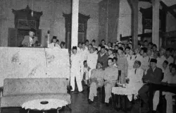 Raden Aria Adipati Wiranatakusumah V saat berpidato di Cianjur. (Sumber: Wikimedia)