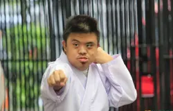 Anak dengan down syndrome berlatih karate di Pusat Informasi dan Kegiatan Persatuan Orang Tua Anak Dengan Down Syndrome (PIK Potads) Jawa Barat, Jalan Nanas, Kota Bandung, Senin 4 Agustus 2025. (Sumber: ayobandung.id | Foto: Irfan Al- Faritsi)
