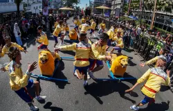 Seni Sisingaan dari Subang. (Sumber: Wikimedia)