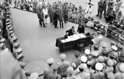Proses Jepang menyerah tanpa syarat kepada Sekutu dalam Perang Dunia II di atas kapal USS Missouri. (Sumber: U.S. National Archives)