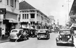 Jalan Braga, salah satu pusat keramaian yang lahir dari kreativitas warga Bandung zaman kolonial. (Sumber: Tropenmuseum)
