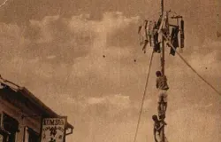 Panjat pinang di Makassar tahun 1920-an. (Sumber: KITLV)