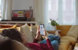 Seorang perempuan menggunakan fitur people nearby di ponselnya. (Sumber: pexels.com | Foto: cottonbro studio)