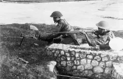 Tentara pribumi dengan senjata senapan mesin karabin Madsen dari KNIL. (Sumber: Wikimedia)