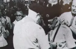 Sri Sultan Hamengkubuwono IX menerima penghargaan tertinggi Pramuka Dunia Bronze Wolf (Serigala Perunggu) dari Presiden World Scout Conference dalam sebuah upacara di Silang Monas, Jakarta, 1 Juni 1974. (Sumber: Pramuka DIY)