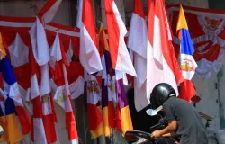 Warga membeli bendera merah putih di Jalan Ahmad Yani, Kota Bandung, Rabu 2 Agustus 2023. (Sumber: Ayobandung.id | Foto: Irfan Al-Faritsi)