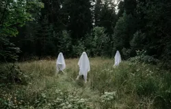 Cerita hantu menyimpan kode trauma dan harapan rakyat, mengingatkan bahwa luka sosial belum sembuh, dan ketimpangan nyata lebih menyeramkan dari bayangan gaib. (Sumber: Pexels/cottonbro studio)