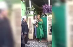 Sejumlah orang keluar dari kediaman Umi Cinta (Sumber: Instagram | Foto: Tangkapan layar)