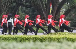 Paskibra yang terdiri dari pelajar terpilih dari sejumlah sekolah se-Kota Bandung itu berlatih untuk persiapan upacara HUT ke-79 RI pada 17 Agustus 2024. (Sumber: Ayobandung.id | Foto: Irfan Al-Faritsi)