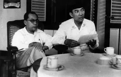 Mohammad Hatta (kiri) dan Soekarno (kanan) dalam sebuah kesempatan. (Sumber: Wikimedia)