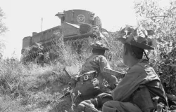 Tank pasukan Gurkha dalam sebuah pertempuran di Asia Tenggara tahun 1945. (Sumber: Imperial War Museums)
