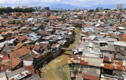 Sungai Cikapundung mengalir di sela pemukiman padat kawasan Tamansari, Bandung. (Sumber: ayobandung.com | Foto: Irfan Al-Faritsi)