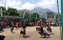 Fesival Benjang di Desa Ciporeat, Kecamatan Cilengkrang, Kabupaten Bandung. (Sumber: Ayobandung.id | Foto: Mildan Abdalloh)
