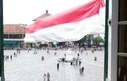 Dalam konteks modern, makna kemerdekaan tidak hanya muncul melalui upacara atau perayaan formal, melainkan juga melalui interaksi digital yang melintasi ruang dan waktu. (Sumber: Unsplash/ Inna Safa)