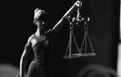 Pentingnya etika profesi advokat dalam menjaga kerahasiaan klien sebagai fondasi kepercayaan, integritas, dan keadilan dalam proses peradilan. (Sumber: Pexels/KATRIN BOLOVTSOVA)