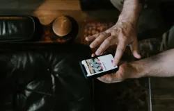 Anak muda sedang menggunakan aplikasi kencan (Sumber: pexels.com | Foto: cottonbro studio)