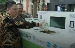 Rektor UIN Sunan Gunung Djati Bandung, Rosihon Anwar resmi meluncurkan UCOllect, mesin penukar minyak jelantah jadi rupiah di area parkir Gedung Pusat Pengembangan Bisnis (P2B), Rabu, (18/12/2024) (Sumber: Humas UIN SGD | Foto: Istimewa)