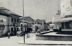 Suasana Jalan Asia Afrika (Groote Postweg) Kota Bandung zaman kolonial Belanda. (Sumber: Tropenmuseum)