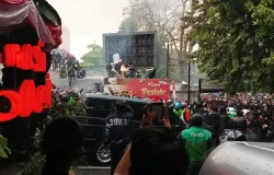 Suasana di depan Gedung DPRD Jawa Barat, Kota Bandung, pada Jumat 29 Agustus 2025 dikerumuni demonstran yang melakukan aksi protes. (Sumber: Ayobandung | Foto: Gilang Fathu Romadhan)
