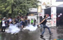 Pengunjuk rasa melempari Gedung DPRD Jawa Barat, Jalan Diponegoro, Kota Bandung pada Jumat, 29 Agustus. (Sumber: ayobandung.id | Foto: Irfan Al-Faritsi)