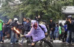 Pengunjuk rasa melempari gedung DPRD Jawa Barat, Jalan Diponegoro, Kota Bandung saat melakukan unjuk rasa pada Jumat, 29 Agustus 2025. (Sumber: Ayobandung.id | Foto: Irfan Al-Faritsi)