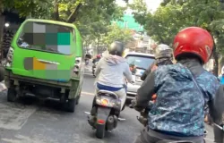Pengendara memadati samping angkutan umum di JL. Raya Kopo, Bojongloa Kidul, Kota Bandung, Senin. (01/12/2025) (Sumber: Dokumentasi Penulis | Foto: Ibrahim Sabit Agustian)