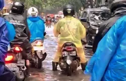 Genangan air menghambat arus lalu lintas di Jalan Cibaduyut, Kecamatan Bojongloa Kidul, Kota Bandung, Sabtu 29 November 2025 (Sumber: Novrandi Aqilah | Foto: Novrandi Aqilah)