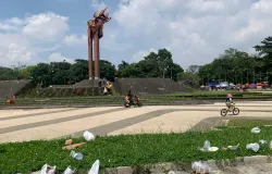 Gambar 1.1 Kondisi Lingkungan di Kawasan Taman Tegalega Kota Bandung (30/11/2025) (Sumber: Dokumen Pribadi | Foto: Izzatul Syahiidah Nuraini Badar)