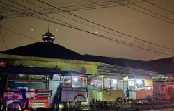 Sejumlah pedagang kaki lima yang tetap berjualan meski hujan di malam hari di kawasan Caringin 30-11-2025 (Sumber: Dokumentasi Penulis | Foto: Raifan Firdaus Al Farghani)