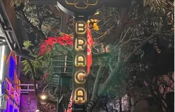 Braga di malam hari selalu punya caranya sendiri untuk membuat orang berhenti sejenak. Jln. Braga, Kota Bandung, Rabu 26/11/2025 (Sumber: Nailah Qurratul Aini | Foto: Nailah Qurratul Aini)