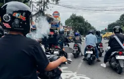 Seorang pengendara terlihat merokok saat berhenti di tengah kepadatan lalu lintas di kawasan Jalan Soekarno Hatta, Bandung, Selasa (02/12/2025), (Sumber: Dokumentasi Penulis | Foto: Farid Ahmad Faruqi)