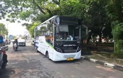Supir Metro Jabar Trans memarkirkan bus di ruas Jl. Buah Batu, Bandung. (28/11/2025) (Foto: Farah Sausan)